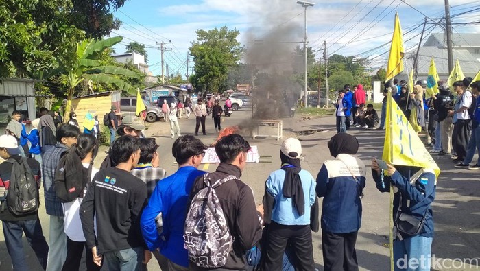 Sejumlah mahasiswa dari Pergerakan Mahasiswa Islam Indonesia (PMII) melakukan unjuk rasa di depan gedung DPRD Kota Palopo, Sulawesi Selatan (Sulsel).