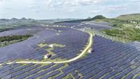 Pemasangan panel fotovoltaik di kawasan perbukitan juga bertujuan untuk memaksimalkan pemanfaatan ruang terbuka yang sebelumnya tidak digunakan secara optimal. Dengan kondisi geografis yang terbuka dan paparan sinar matahari yang tinggi, kawasan tersebut dinilai cocok untuk pengembangan pembangkit listrik tenaga surya. CFOTO/Future Publishing via Gett/CFOTO