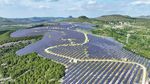 Panel Surya Ubah Lahan Tandus Jadi Sumber Energi Bersih