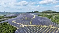 Selain menghasilkan energi bersih, proyek ini juga memberikan dampak positif terhadap pengelolaan lahan di wilayah perbukitan yang sebelumnya kurang produktif. Pemerintah setempat terus mendorong pengembangan energi terbarukan sebagai bagian dari strategi pembangunan berkelanjutan. CFOTO/Future Publishing via Gett/CFOTO