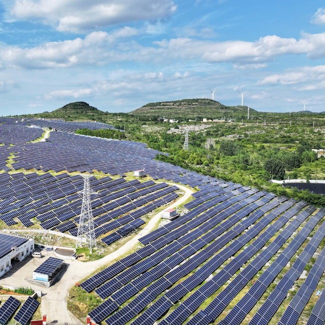 Panel Surya Ubah Lahan Tandus Jadi Sumber Energi Bersih