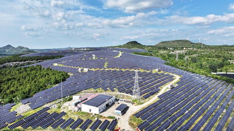 Panel Surya Ubah Lahan Tandus Jadi Sumber Energi Bersih