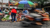 Pedagang sayuran mengaku omzet penjualan menurun karena pelanggan kini lebih selektif saat berbelanja. Pembelian dalam jumlah besar pun mulai jarang dilakukan.  