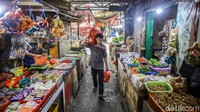 Aktivitas jual beli di Pasar Warakas, Tanjung Priok, Jakarta Utara, Selasa (23/6/2026), terlihat lebih lengang dibandingkan hari-hari biasanya. Lorong pasar yang umumnya ramai tampak sepi dengan pedagang menunggu pembeli di kios mereka.  