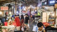 Kondisi serupa dirasakan pedagang sembako yang melihat pelanggan mengurangi daftar belanja. Langkah itu dilakukan agar pengeluaran tetap sesuai kemampuan ekonomi keluarga.  