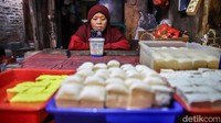 Melemahnya daya beli disebut menjadi salah satu penyebab utama berkurangnya transaksi di pasar tradisional. Banyak pembeli hanya melihat harga atau membeli kebutuhan dalam jumlah terbatas.  