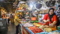 Sejumlah pedagang mengaku jumlah pengunjung pasar menurun dalam beberapa bulan terakhir. Mereka menilai masyarakat kini lebih berhati-hati dalam membelanjakan uang.  