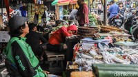 Kenaikan harga sejumlah bahan pokok turut memengaruhi aktivitas perdagangan. Beras, cabai, bawang, minyak goreng, dan telur yang harganya naik membuat konsumen menyesuaikan pengeluaran.  