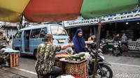 Sepinya pasar juga terlihat dari berkurangnya aktivitas di area parkir dan koridor utama. Para pedagang berharap kondisi ekonomi membaik dan harga bahan pokok lebih stabil agar aktivitas jual beli kembali bergairah.  