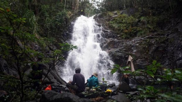 Pemandangan Air Terjun Lembah Kahung di kawasan pendakian Gunung Kahung. (Istimewa/meratusgeopark.org) Pemandangan Air Terjun Lembah Kahung di kawasan pendakian Gunung Kahung. (Istimewa/meratusgeopark.org)