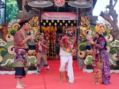 Seniman menampilkan pementasan prembon pada Pesta Kesenian Bali (PKB) ke-48 di Taman Budaya Provinsi Bali, Denpasar, Bali, Selasa (23/6/2026). Kesenian dramatari klasik Bali bernuansa humor tersebut digelar untuk menghibur masyarakat dan wisatawan sekaligus sebagai pelestarian budaya Bali agar memiliki regenerasi dan tidak punah ditelan zaman. ANTARA FOTO/Nyoman Hendra Wibowo/bar