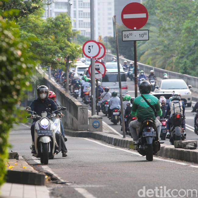 Pemotor Lawan Arah di Patal Senayan Bikin Resah