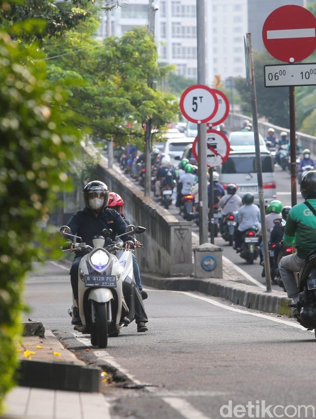 Pemotor Lawan Arah di Patal Senayan Bikin Resah