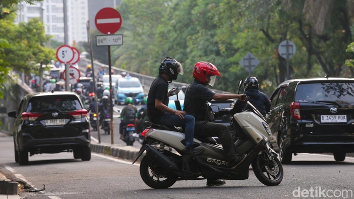 Pemotor nekat lawan arah di Patal Senayan, Jakarta, demi cepat menuju flyover Permata Hijau. Aksi ini meresahkan warga karena ganggu arus dan rawan kecelakaan.