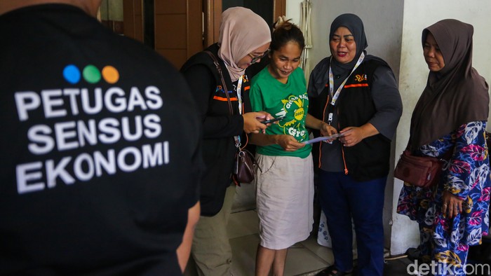 Petugas sensus ekonomi 2026 melakukan pendataan tempat usaha tekstil di kawasan Tanah Sereal, Tambora, Jakarta, pada Selasa (23/6/2026). Kegiatan tersebut menjadi bagian dari pelaksanaan Sensus Ekonomi 2026 (SE2026) yang digelar serentak oleh Badan P