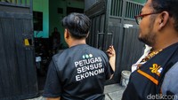 Petugas sensus ekonomi 2026 melakukan pendataan tempat usaha tekstil di kawasan Tanah Sereal, Tambora, Jakarta.