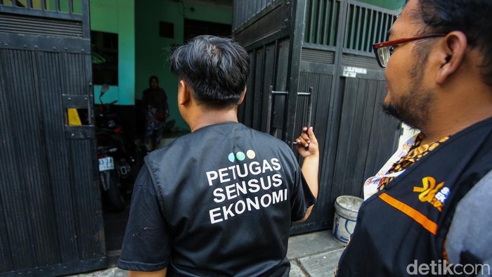 Petugas sensus ekonomi melakukan pendataan Sensus Ekonomi 2026 (SE2026) yang digelar serentak oleh Badan Pusat Statistik (BPS) di seluruh Indonesia.