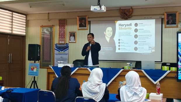 Penulis menjadi pembicara dalam Rapat Kerja SMP Negeri 49 Jakarta, beberapa waktu lalu.