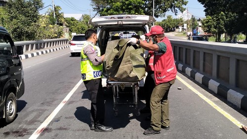 Personel Satlantas Polres Gianyar dan PMI mengevakuasi pemotor perempuan tewas akibat kecelakaan di Jalan Bypass Ida Bagus Mantra, Selasa (23/6/2026). (Dok. Polres Gianyar)