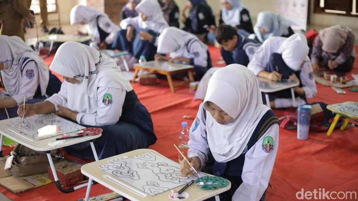 Peserta didik saat melakukan lukis kaca di Cirebon