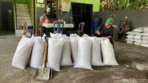 Petugas pengolah sampah TPS3R Negari Asri tengah membungkus kompos di Desa Negari, Kecamatan Banjarangkan, Klungkung, Bali, Selasa (23/6/2026). (Fatih Kudus Jaelani/detikBali).