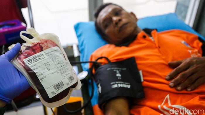 Petugas Penanganan Prasarana dan Sarana Umum (PPSU) mengikuti kegiatan donor darah yang digelar di halaman Masjid Assahara, Kantor Wali Kota Jakarta Barat, Rabu (23/6/2026).