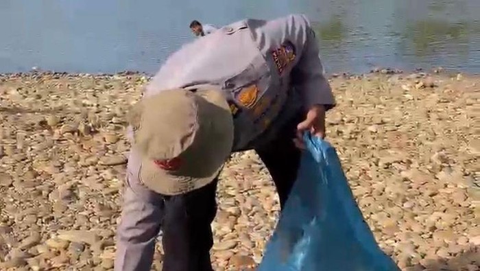 Polda Riau bersih-bersih Sungai Subayang menjelang Hari Bhayangkara ke-80, Selasa (23/6/2026).