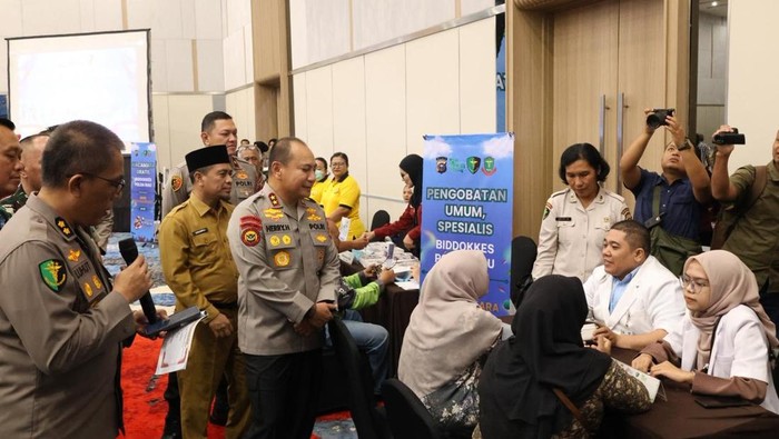 Polda Riau menggelar puncak bakti kesehatan dalam menyambut Hari Bhayangkara ke-80 dengan menghadirkan 14 layanan medis secara gratis. Kegiatan ini digelar di Hotel Central, Kota Pekanbaru, pada Selasa (23/6/2026).