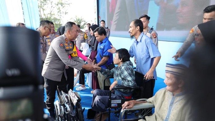Polda Sumsel menggelar Bakti Kesehatan bagi masyarakat secara gratis.