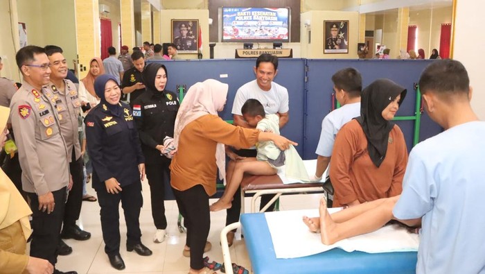 Polres Banyuasin mengelar bakti kesehatan berupa donor darah, sunatan massal, pemeriksaan kesehatan gratis