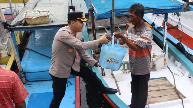 Polres Kepulauan Seribu menggelar kegiatan bakti sosial, bakti kesehatan, dan bakti religi di Pulau Untung Jawa untuk menyambut Hari Bhayangkara ke-80. (dok ist)