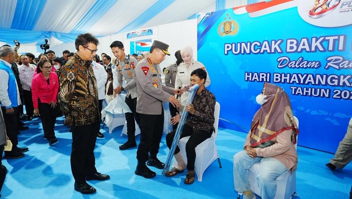 Polri menggelar kegiatan bakti kesehatan serentak dalam rangka menyambut Hari Bhayangkara ke-80. Kapolri Jenderal Listyo Sigit Prabowo hadir langsung. (Dok istimewa)