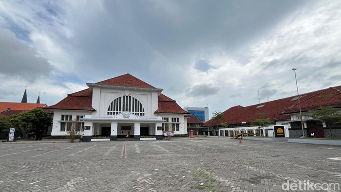 Pos Block distrik Kota Lama Surabaya yang menjadi public space dan kawasan kuliner.