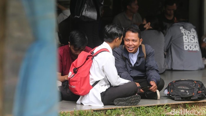 Mantan pekerja Hotel Sultan melaporkan diri ke posko layanan Blok 15 GBK di Jakarta, Selasa (23/6/2026). Hal ini merupakan tindak lanjut dari pernyataan Wakil Menteri Sekretaris Negara Juri Ardiantoro yang berjanji negara akan memperhatikan nasib para pekerja Hotel Sultan usai lahan diambil alih oleh negara pasca putusan pengadilan.