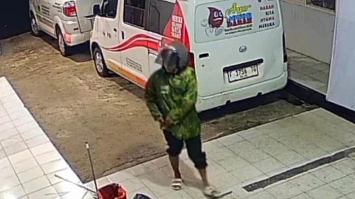 Potongan gambar CCTV aksi pencurian di markas PMI Kabupaten Sukabumi