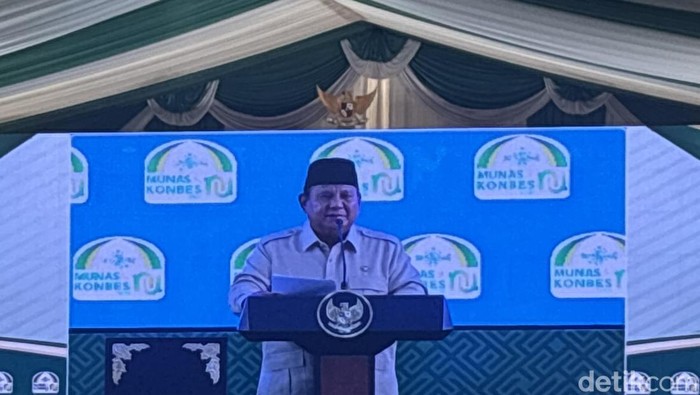 Presiden Prabowo Subianto saat menghadiri acara penutupan Musyawarah Nasional (Munas) Alim Ulama dan Konferensi Besar (Konbes) Nahdlatul Ulama (NU) di IAI Syaichona Mohammad Cholil, Kabupaten Bangkalan, Jawa Timur. (Firda/detikcom)