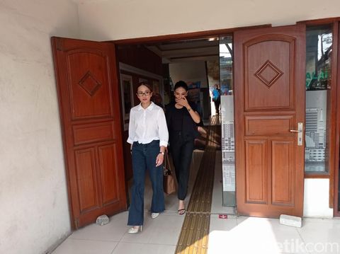 Rafaela Rafaela Rahardja menghadiri sidang gugatan cerai terhadap Brian Siawarta di Pengadilan Negeri Tangerang.