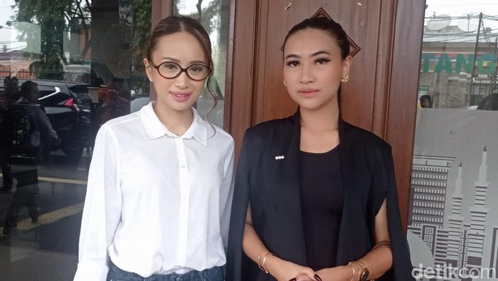 Rafaela Rahardja menghadiri sidang gugatan cerai terhadap Brian Siawarta di Pengadilan Negeri Tangerang.