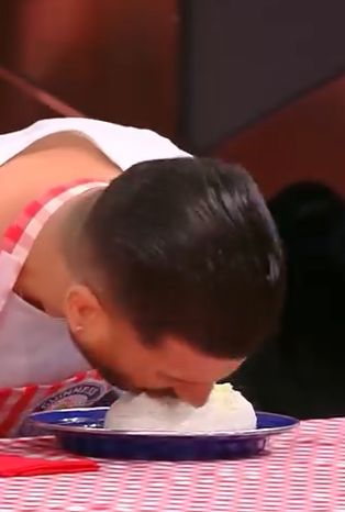 Unik! Rekor Makan Keju Mozarella Tercepat Tanpa Menggunakan Tangan