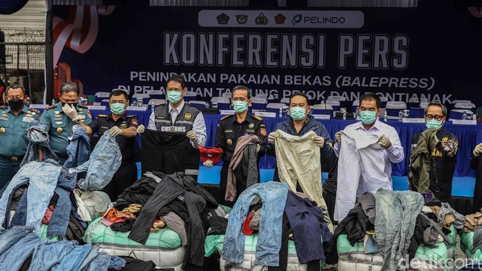 Menteri Keuangan Purbaya Yudhi Sadewa membongkar balepress pakaian bekas impor ilegal saat konferensi pers pengungkapan kasus peredaran pakaian bekas impor di Jakarta, Selasa (23/6/2026). Pengungkapan ini menjadi bagian dari upaya pemerintah menekan masuknya barang impor ilegal.