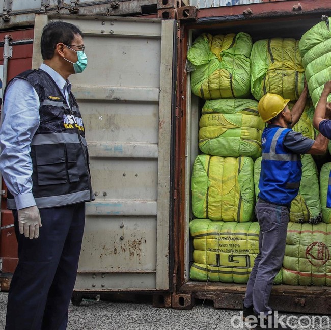 Ribuan Bal Pakaian Bekas Impor Ilegal Disita dari Jakarta dan Kalbar