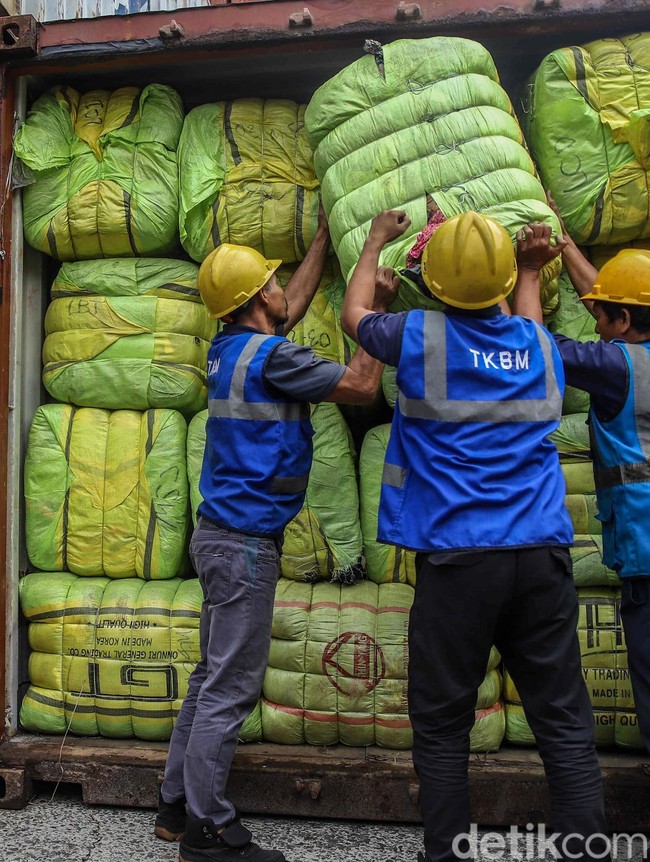 Ribuan Bal Pakaian Bekas Impor Ilegal Disita dari Jakarta dan Kalbar