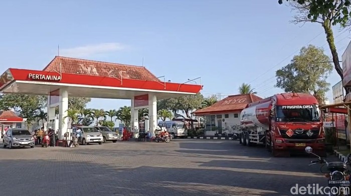 Sebuah truk tangki Pertamina tertahan di SPBU Genteng Wetan Banyuwangi diduga terlibat penyelewengan BBM Subsidi.