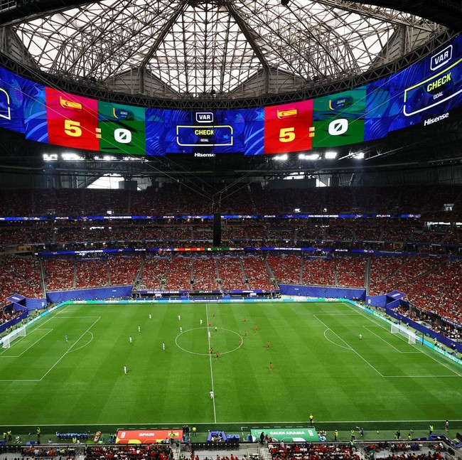Foto: Stadion Piala Dunia yang Bentuk Atapnya Mirip Lensa Kamera