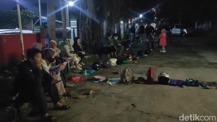 Suasana antrean daftar masuk SD di Kota Sukabumi