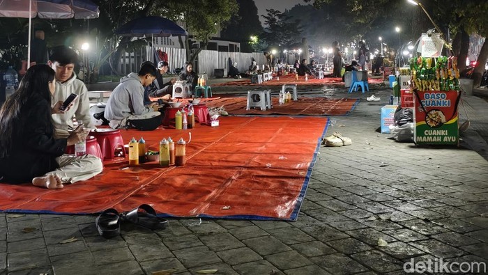 Suasana pedagang cuangki di depan Masjid Pusdai.
