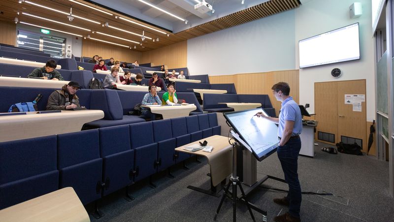 Suasana perkuliahan di Imperial College London Suasana perkuliahan di Imperial College London
