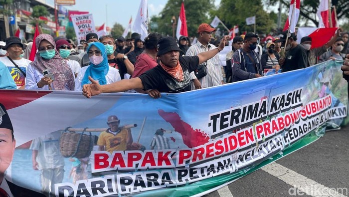 Suasana seruan aksi damai mendukung program Prabowo Subianto di depan Kantor Bupati Pati, Selasa (23/6/2026).