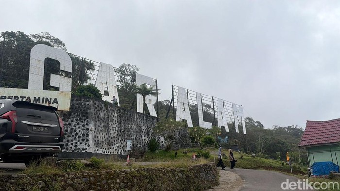 Suasana wisatawan di Tugu Rimau Gunung Dempo Pagar Alam