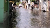 Pantauan detikJatim, banjir setinggi betis orang dewasa masih terlihat di Jalan Semolowaru Utara I, Semolowaru Gang Buntu, dan di Semolowaru Elok.